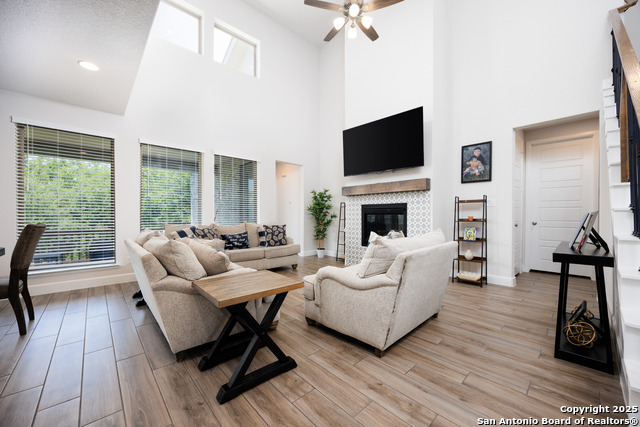 Listing photo id 2 for 807 Swenson Ranch