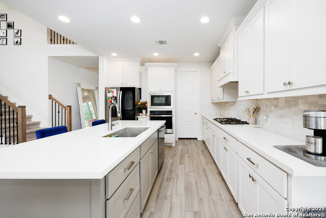 Listing photo id 5 for 807 Swenson Ranch