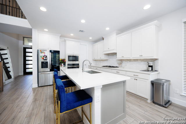 Listing photo id 7 for 807 Swenson Ranch
