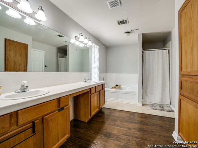 Listing photo id 15 for 132 Forest Oaks