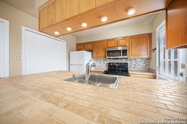Image 10 of 29 For 6427 Wurzbach Rd  35