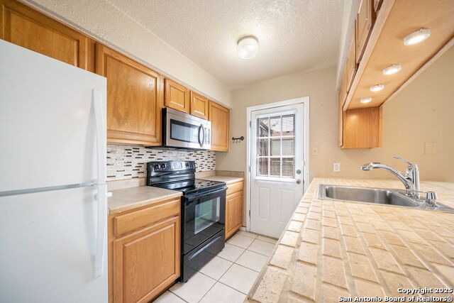 Image 11 of 29 For 6427 Wurzbach Rd  35