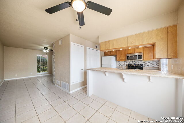 Image 17 of 29 For 6427 Wurzbach Rd  35