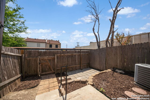 Image 25 of 29 For 6427 Wurzbach Rd  35