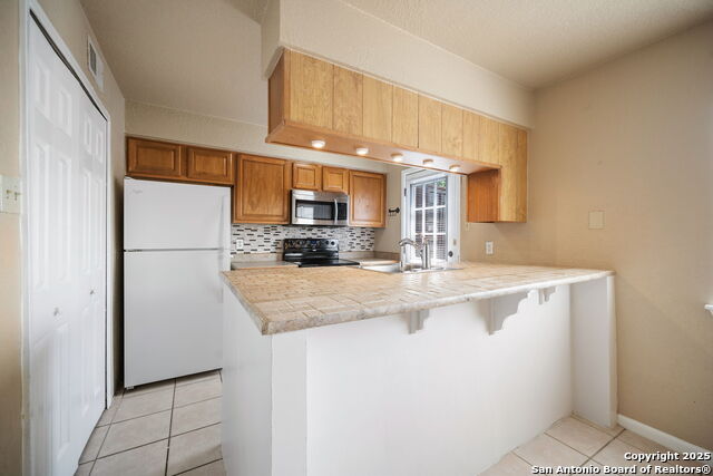 Image 9 of 29 For 6427 Wurzbach Rd  35