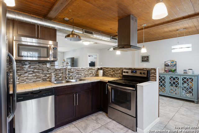 Image 12 of 38 For 607 Storeywood