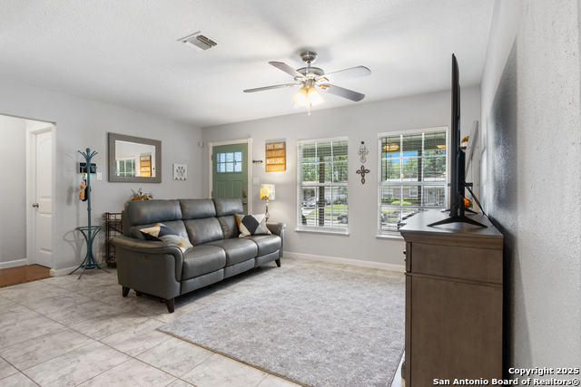 Image 7 of 38 For 607 Storeywood