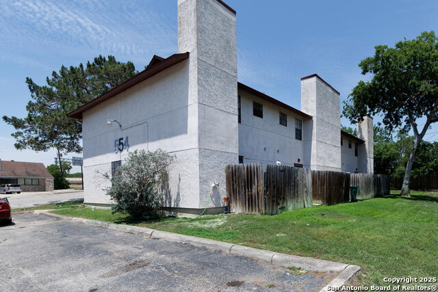 Listing photo id 0 for 554 Dukeway