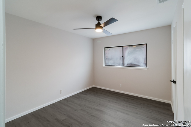 Listing photo id 12 for 7927 Misty Park