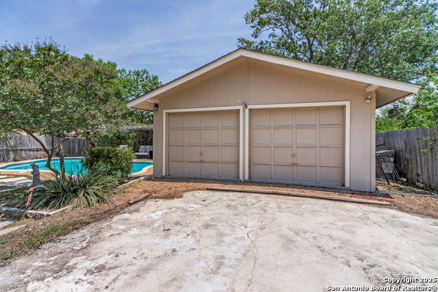 Listing photo id 20 for 2111 Peach Blossom St