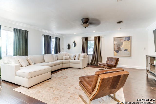 Listing photo id 2 for 2111 Peach Blossom St