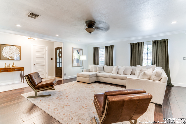 Listing photo id 3 for 2111 Peach Blossom St