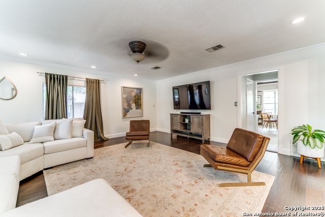 Listing photo id 4 for 2111 Peach Blossom St