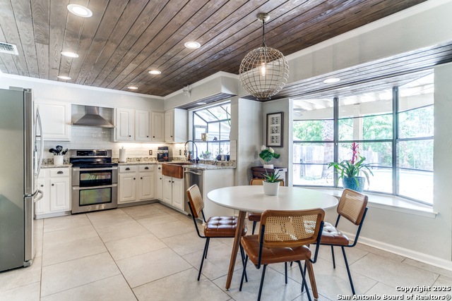 Listing photo id 7 for 2111 Peach Blossom St