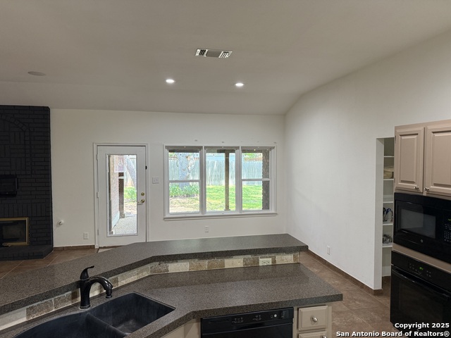 Image 8 of 31 For 2411 Kelso  