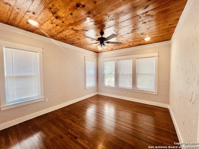 Listing photo id 10 for 424 Club Dr