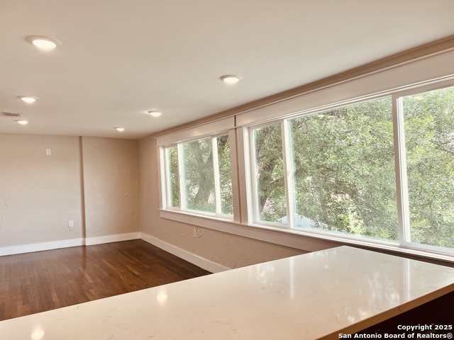 Listing photo id 14 for 424 Club Dr