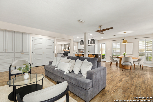 Listing photo id 10 for 9114 Oak Downs Dr
