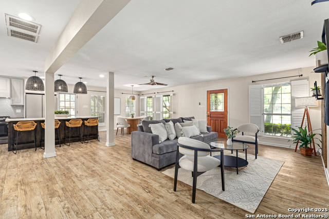 Listing photo id 14 for 9114 Oak Downs Dr