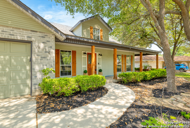 Listing photo id 2 for 9114 Oak Downs Dr