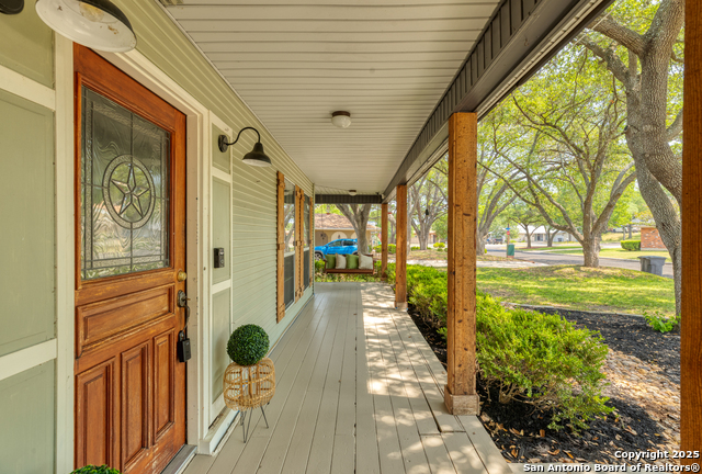 Listing photo id 3 for 9114 Oak Downs Dr