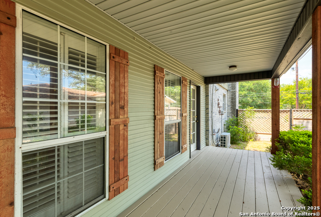 Listing photo id 4 for 9114 Oak Downs Dr