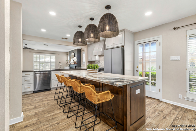 Listing photo id 5 for 9114 Oak Downs Dr