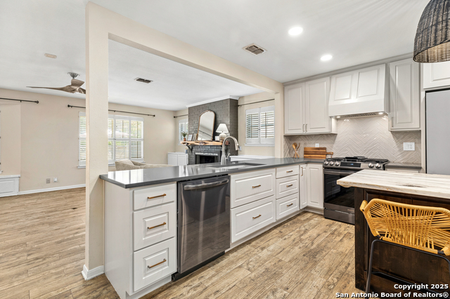 Listing photo id 6 for 9114 Oak Downs Dr