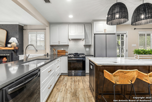 Listing photo id 7 for 9114 Oak Downs Dr