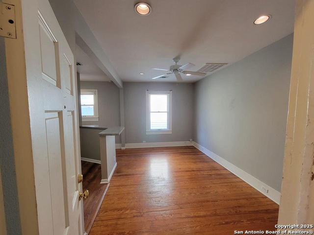 Image 9 of 12 For 716 Grayson E 3