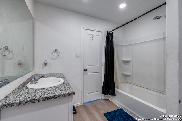 Listing photo id 13 for 3823 Casado