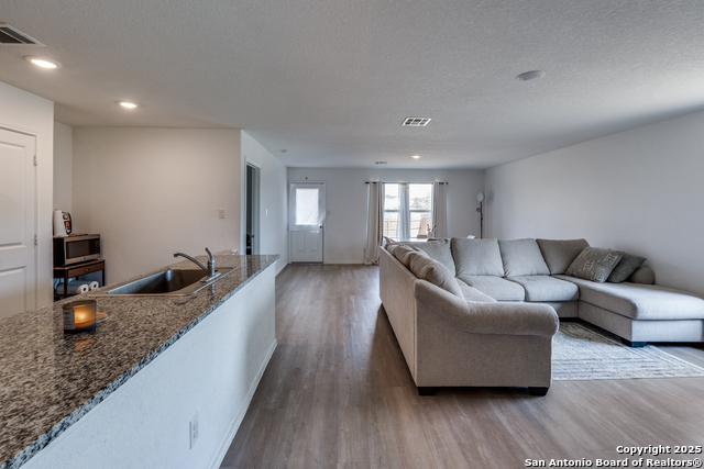 Listing photo id 4 for 3823 Casado