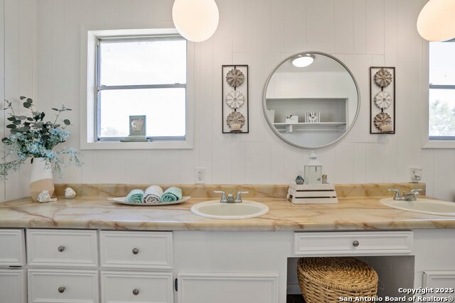 Image 21 of 41 For 218 Live Oak Ln