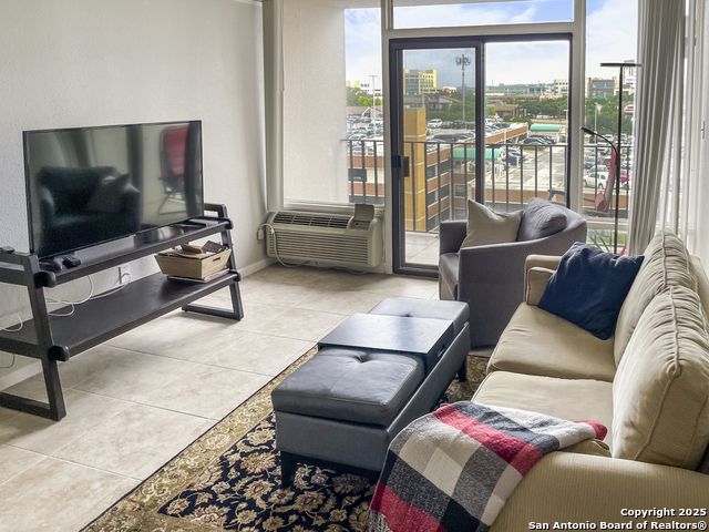 Image 2 of 28 For 7701 Wurzbach 703