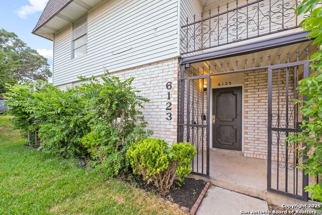 Listing photo id 1 for 6123 Farragut