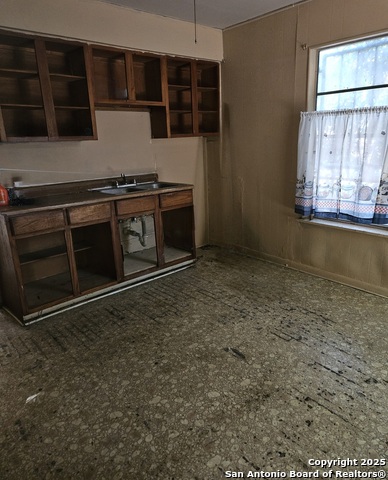 Listing photo id 4 for 215 Monclova