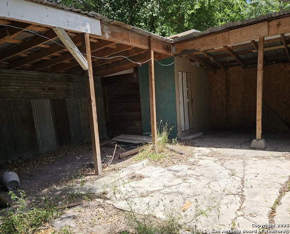 Listing photo id 6 for 215 Monclova
