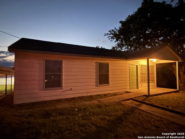 Listing photo id 0 for 902 Saint Mary