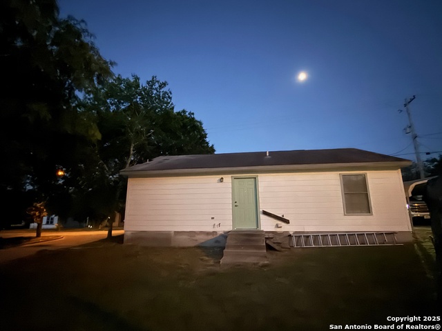 Listing photo id 1 for 902 Saint Mary