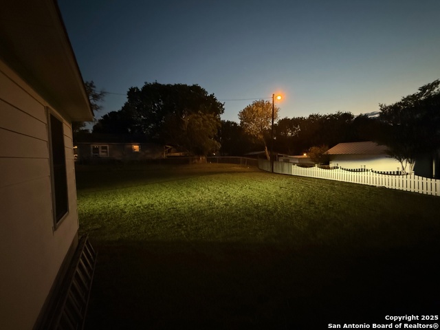 Listing photo id 2 for 902 Saint Mary