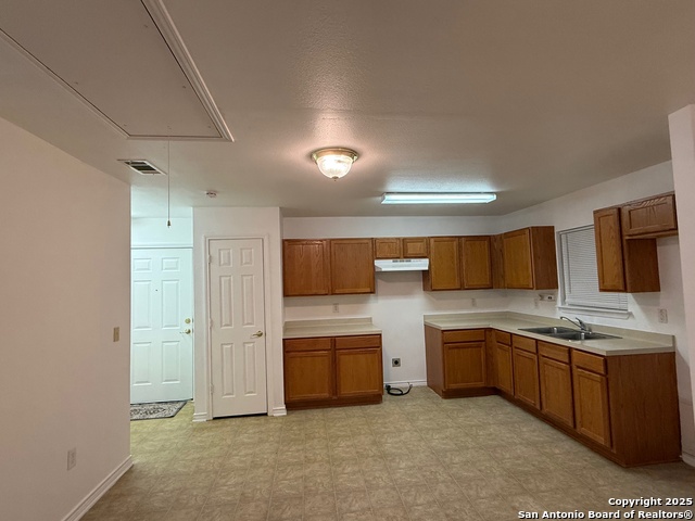 Listing photo id 6 for 902 Saint Mary