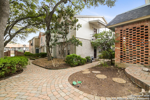 Image 3 of 16 For 2811 Woodbury  106