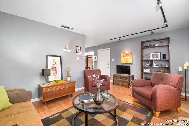 Image 5 of 16 For 2811 Woodbury  106