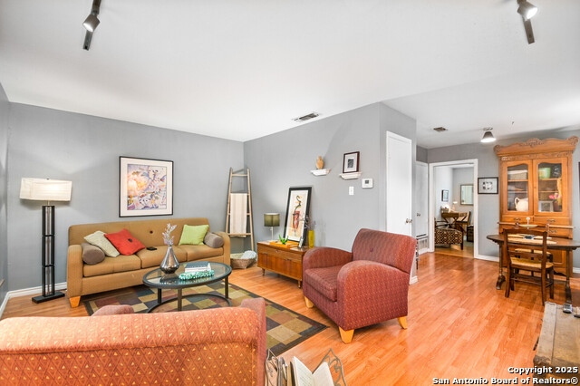 Image 8 of 16 For 2811 Woodbury  106