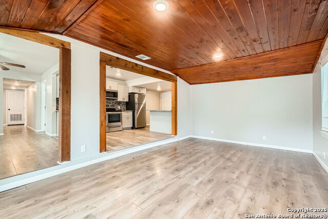 Listing photo id 9 for 1022 Vickers Ave