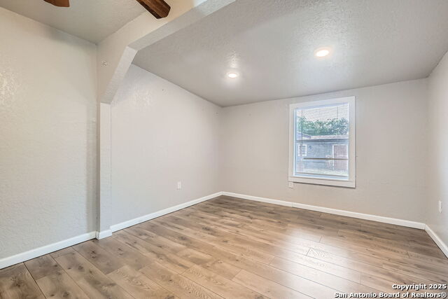 Listing photo id 19 for 1022 Vickers Ave
