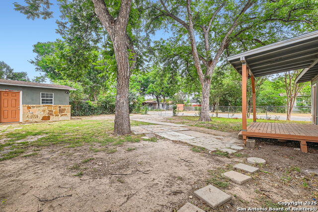 Listing photo id 25 for 1022 Vickers Ave