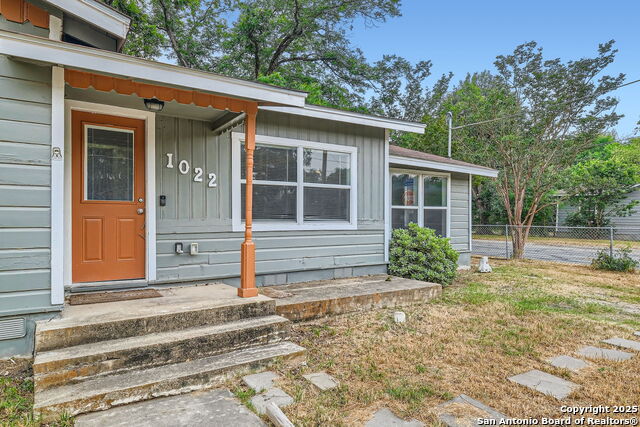 Listing photo id 1 for 1022 Vickers Ave