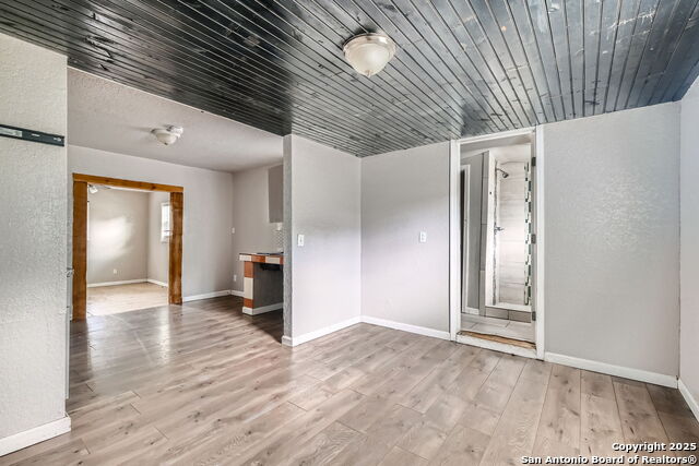 Listing photo id 32 for 1022 Vickers Ave