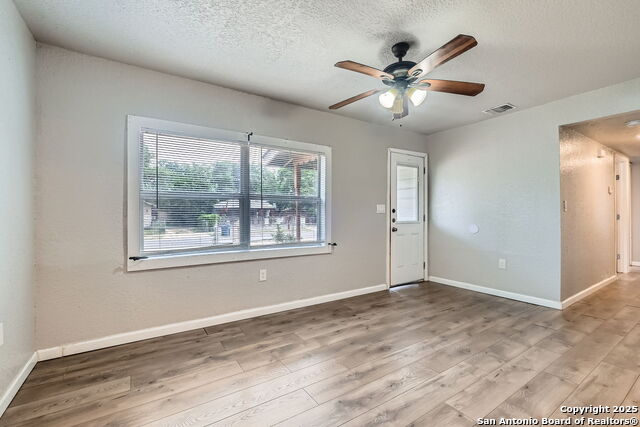 Listing photo id 2 for 1022 Vickers Ave
